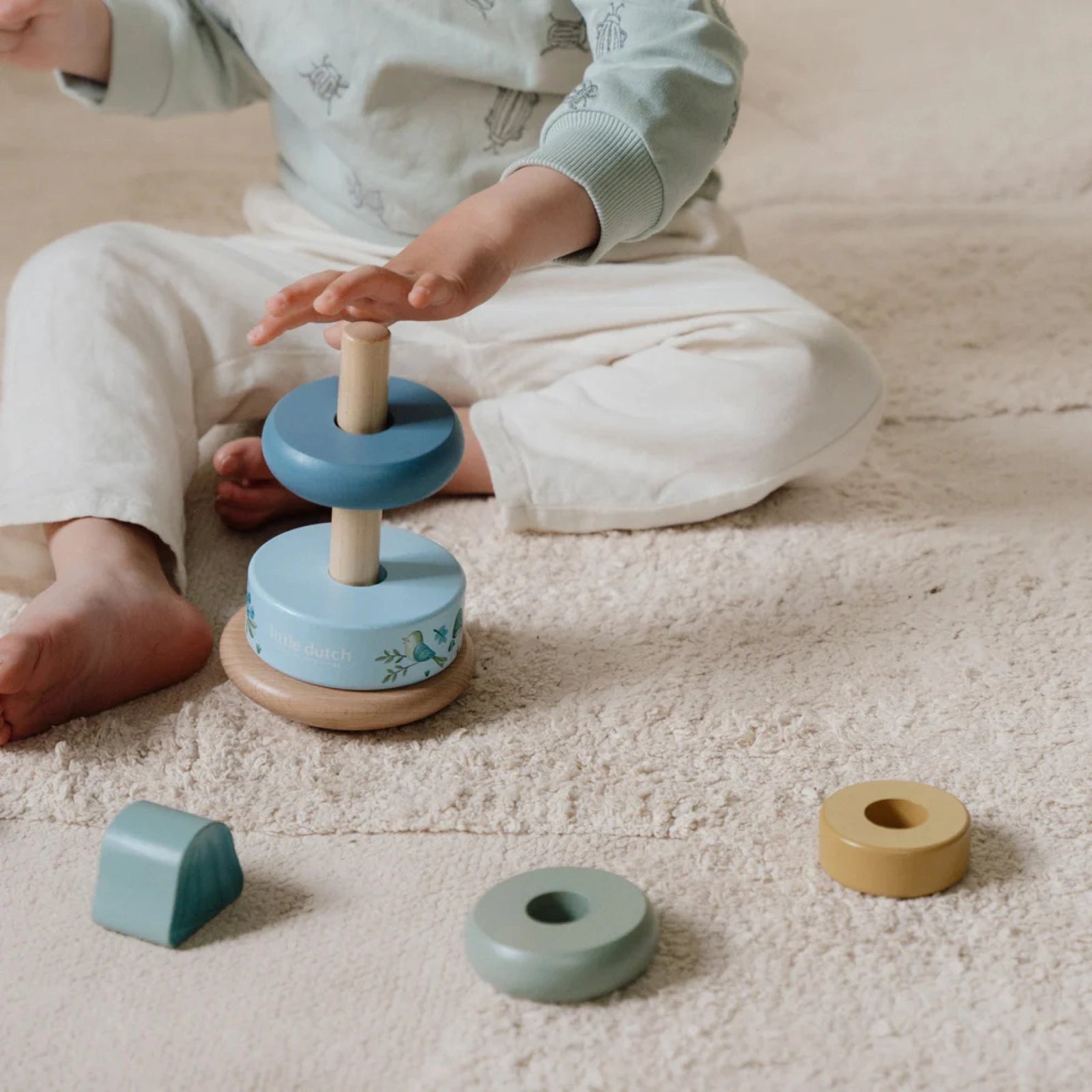 Rocking ring stacker